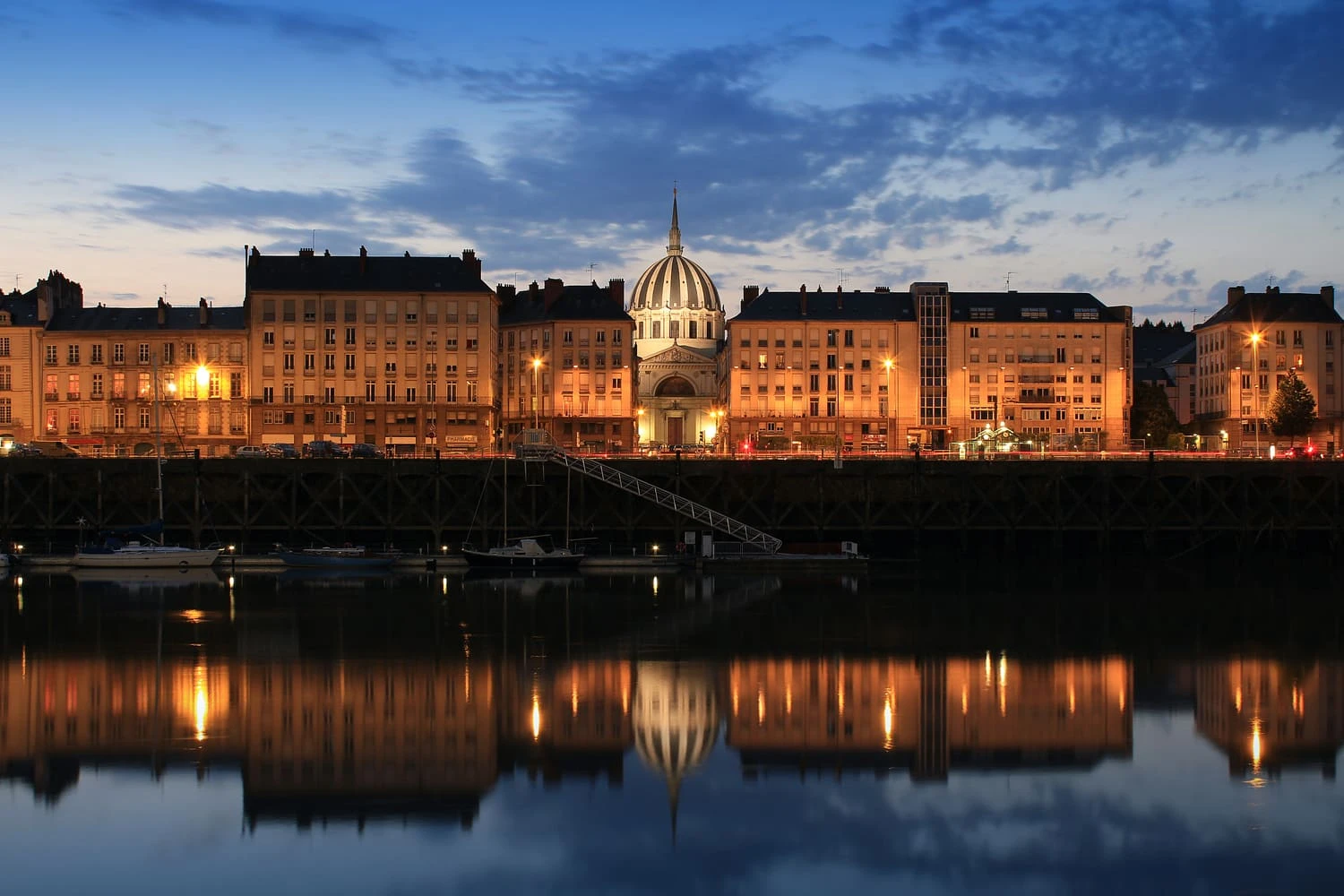 Banque image - illustration Nantes la nuit (1) (1).webp